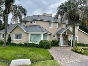 Chalet en venta de cinco ambientes en Country Banco Provincia