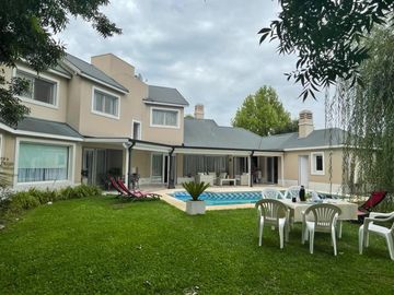 Chalet en venta de cinco ambientes en Country Banco Provincia