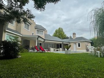 Chalet en venta de cinco ambientes en Country Banco Provincia