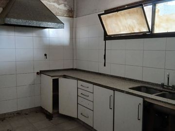 DEPOSITO DE TRES PLANTAS EN DOBLE LOTE.