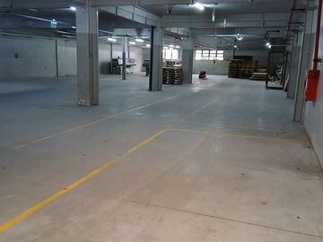DEPOSITO DE TRES PLANTAS EN DOBLE LOTE.
