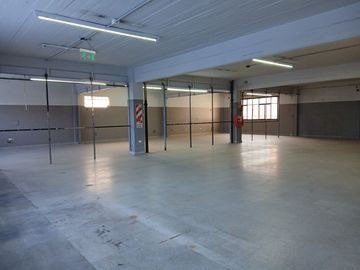 DEPOSITO DE TRES PLANTAS EN DOBLE LOTE.