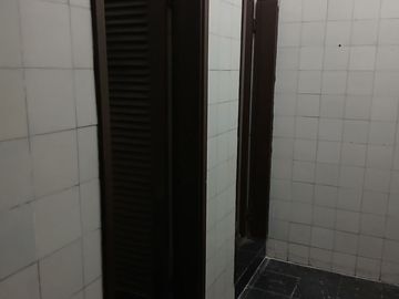 DEPOSITO DE TRES PLANTAS EN DOBLE LOTE.