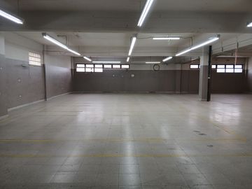 DEPOSITO DE TRES PLANTAS EN DOBLE LOTE.