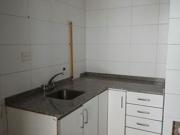 DEPOSITO DE TRES PLANTAS EN DOBLE LOTE.
