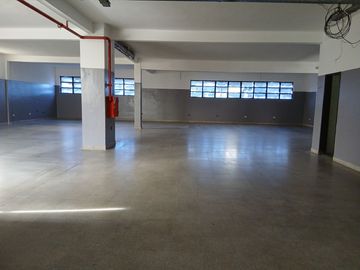 DEPOSITO DE TRES PLANTAS EN DOBLE LOTE.