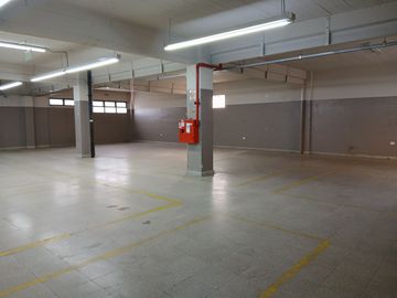 DEPOSITO DE TRES PLANTAS EN DOBLE LOTE.