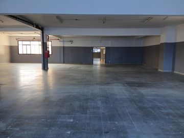 DEPOSITO DE TRES PLANTAS EN DOBLE LOTE.