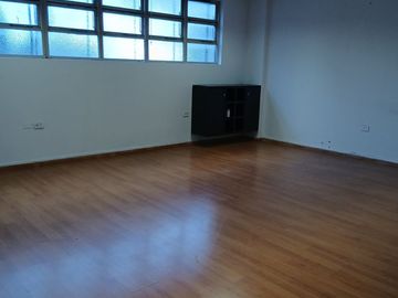 DEPOSITO DE TRES PLANTAS EN DOBLE LOTE.