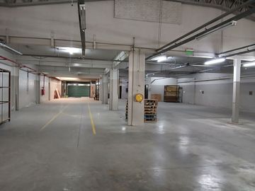 DEPOSITO DE TRES PLANTAS EN DOBLE LOTE.
