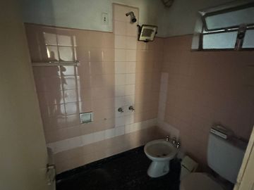 VENTA - CASA 4 AMBIENTES A REFACCIONAR - CON FINANCIACION