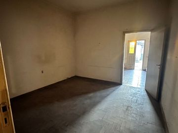 VENTA - CASA 4 AMBIENTES A REFACCIONAR - CON FINANCIACION