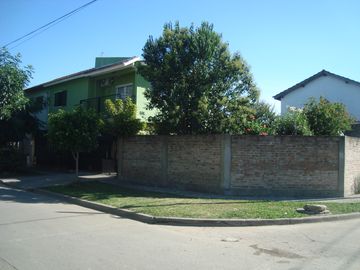 LONGCHAMPS: BARRIO POLICIAL. DUPLEX  3 DORMITORIOS C/ PARQUE  y GARAGE PARA DOS AUTOS ***EXCELENTE OPORTUNIDAD***