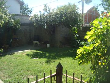 LONGCHAMPS: BARRIO POLICIAL. DUPLEX  3 DORMITORIOS C/ PARQUE  y GARAGE PARA DOS AUTOS ***EXCELENTE OPORTUNIDAD***