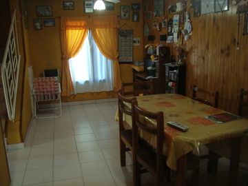 LONGCHAMPS: BARRIO POLICIAL. DUPLEX  3 DORMITORIOS C/ PARQUE  y GARAGE PARA DOS AUTOS ***EXCELENTE OPORTUNIDAD***