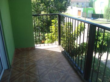 LONGCHAMPS: BARRIO POLICIAL. DUPLEX  3 DORMITORIOS C/ PARQUE  y GARAGE PARA DOS AUTOS ***EXCELENTE OPORTUNIDAD***