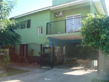 LONGCHAMPS: BARRIO POLICIAL. DUPLEX  3 DORMITORIOS C/ PARQUE  y GARAGE PARA DOS AUTOS ***EXCELENTE OPORTUNIDAD***
