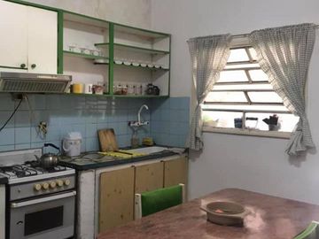 CASA CON 2 DORMITORIOS - COCINA COMEDOR - BAÑO - GALPON - GALERIA  - PATIO - TERRAZA.