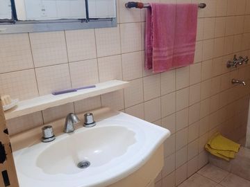 SE VENDE CASA EN PH, TODO EN PLANTA BAJA, 3 AMB. CALLE SAAVEDRA 1600 MORON SUR. SUSANA QUINELLI NEGOCIOS INMOBILIARIOS 4 659 5544  156 583 7048