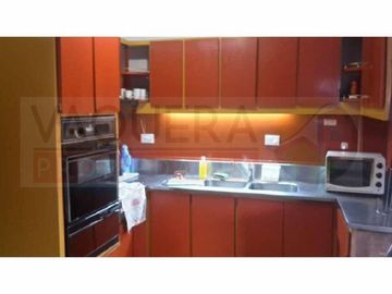 Solido Chalet en Dos Plantas con Jardin en Lote Propio