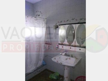 Solido Chalet en Dos Plantas con Jardin en Lote Propio