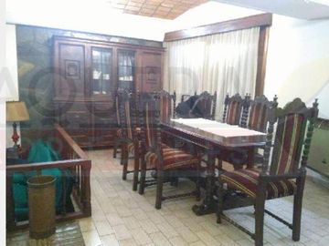 Solido Chalet en Dos Plantas con Jardin en Lote Propio