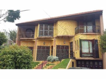 Solido Chalet en Dos Plantas con Jardin en Lote Propio
