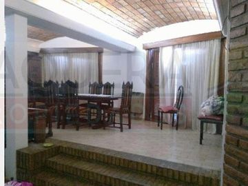 Solido Chalet en Dos Plantas con Jardin en Lote Propio