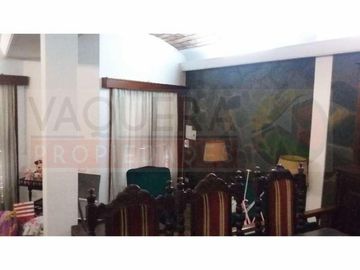 Solido Chalet en Dos Plantas con Jardin en Lote Propio