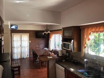 En Venta - Hermoso Chalet 6 Ambientes en Barrio Guemes