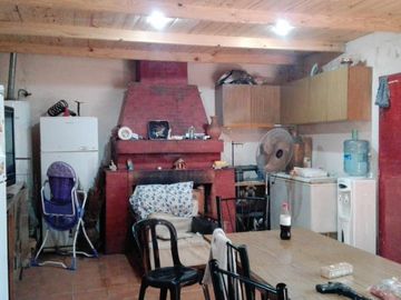 Amplia Casa en venta en Ituzaingo Norte sobre lote de 10 x 30 mts.
