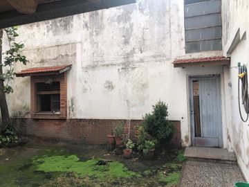 Casa 7 ambientes. En lote propio de 8,12 x 35. Oportunidad
