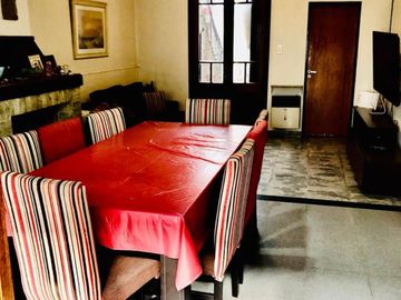 Casa 7 ambientes. En lote propio de 8,12 x 35. Oportunidad