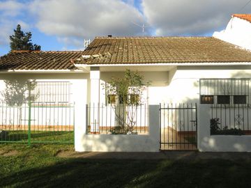 EXCELENTE CHALET DE 4 AMB. + DEPARTAMENTO DE 2 AMB. CON ENTRADA INDEPENDIENTE.