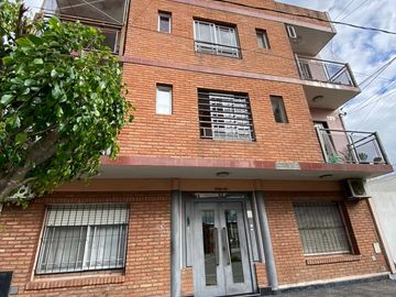 DEPARTAMENTO 3 AMBIENTES PRIMER PISO, TERRAZA EN COMÚN. EXCELENTEUBICACIÓN A METROS DE AV. ARIETA