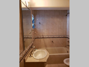 Piso en Venta en Almagro 5 ambientes 3 dormitorios 2 baños 93 m2 + 3 balcones en esquina al frente - Av Díaz Vélez 4100