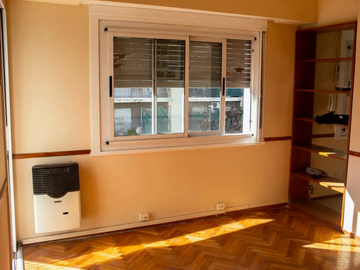 Piso en Venta en Almagro 5 ambientes 3 dormitorios 2 baños 93 m2 + 3 balcones en esquina al frente - Av Díaz Vélez 4100