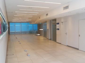 Excelente local comercial Sobre importante avenida.
