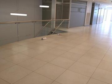 Excelente local comercial Sobre importante avenida.