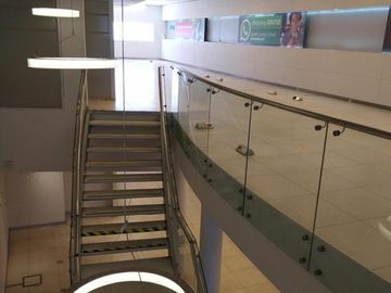 Excelente local comercial Sobre importante avenida.
