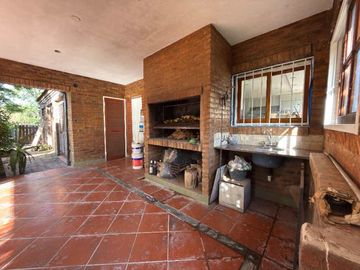 CASA DE 7 AMBIENTES EN BARRIO BANCO PROVINCIA - FRANCISCO ALVAREZ