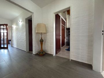 CASA DE 7 AMBIENTES EN BARRIO BANCO PROVINCIA - FRANCISCO ALVAREZ