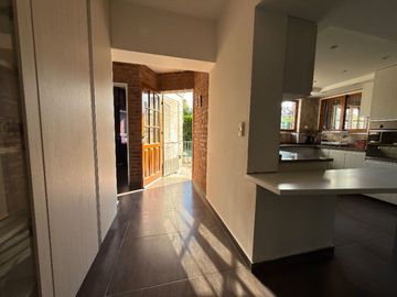 CASA DE 7 AMBIENTES EN BARRIO BANCO PROVINCIA - FRANCISCO ALVAREZ