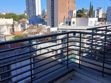 AMPLIO MONOAMBIENTE DIVISIBLE CON BALCON