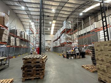 Nave Industrial en Alquiler - 2200 m2 - c/ Oficinas. La Tablada, Provincia de Buenos Aires.