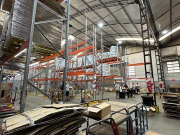 Nave Industrial en Alquiler - 2200 m2 - c/ Oficinas. La Tablada, Provincia de Buenos Aires.
