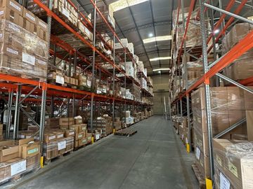 Nave Industrial en Alquiler - 2200 m2 - c/ Oficinas. La Tablada, Provincia de Buenos Aires.