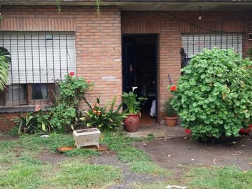 CASA DE DOS PLANTAS EN JOSE LEON SUAREZ. ESCUCHO OFERTAS