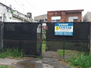 CASA DE DOS PLANTAS EN JOSE LEON SUAREZ. ESCUCHO OFERTAS