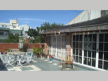 Casa en Venta en Versalles 3 ambientes 131 m2, 2 baños + terraza con quincho con parrilla, más garage y espacio guardacoches – Ruiz de los Llanos 1300